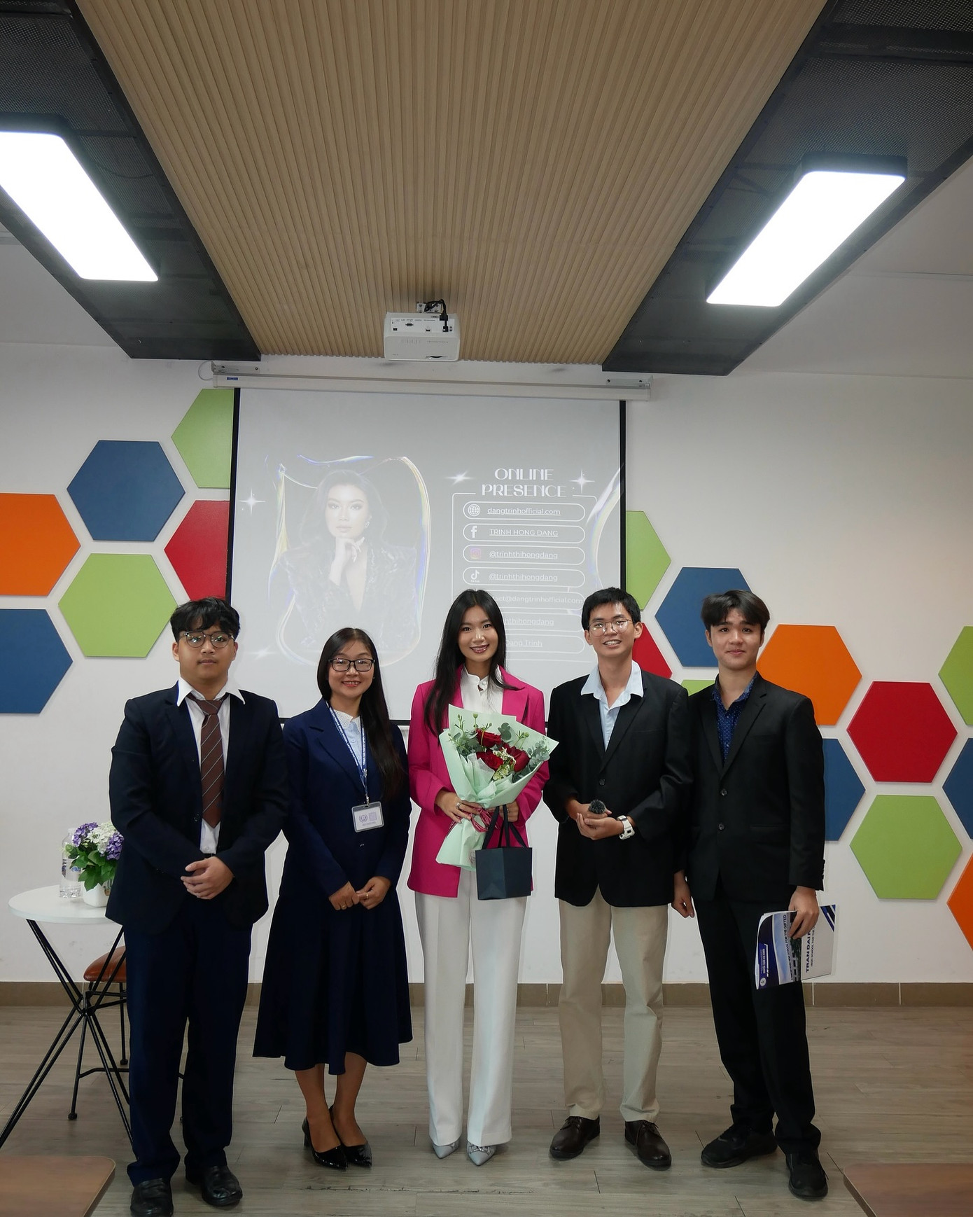 Câu lạc bộ TOMUN đi đầu trong việc sử dụng tiếng Anh giúp học sinh nâng cao khả năng giao tiếp.