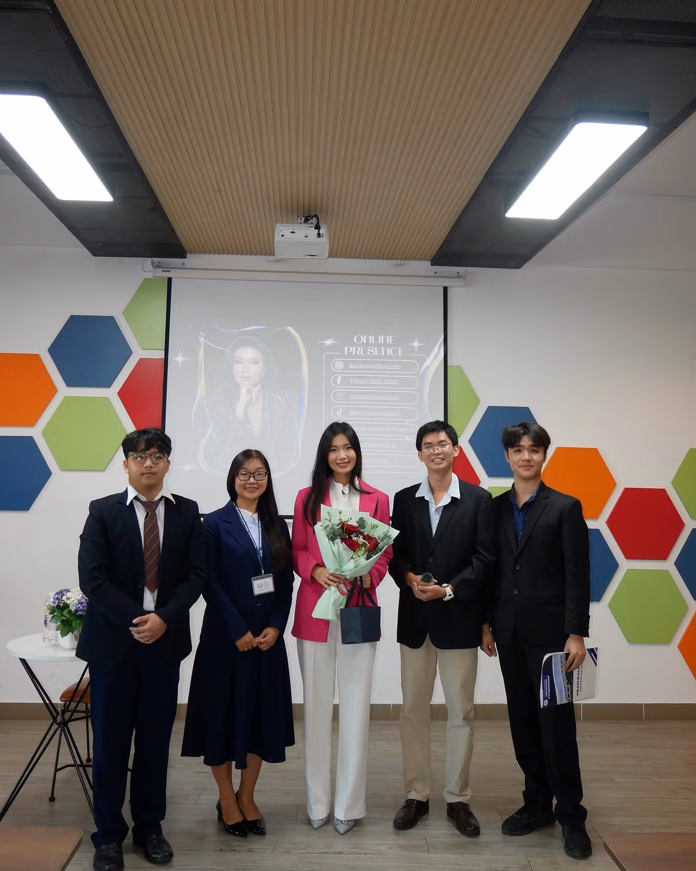 Câu lạc bộ TOMUN đi đầu trong việc sử dụng tiếng Anh giúp học sinh nâng cao khả năng giao tiếp. Câu lạc bộ TOMUN đi đầu trong việc sử dụng tiếng Anh giúp học sinh nâng cao khả năng giao tiếp.
