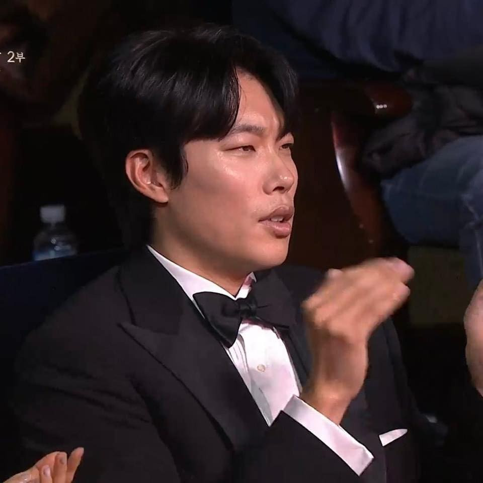 Biểu cảm hài hước của các nghệ sĩ khi xem Park Jin Young biểu diễn.