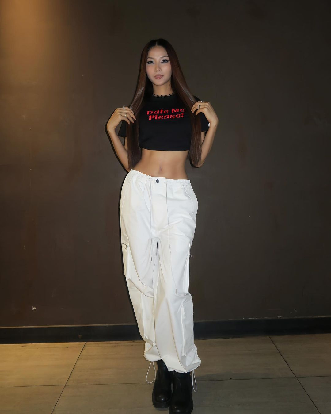 Dù phong cách đời thường hay dự tiệc, Hoàng Thùy vẫn trung thành với kiểu trang phục tôn vòng eo.