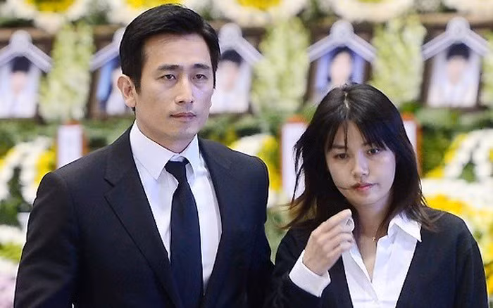 Cha In Pyo từ chối kế thừa tập đoàn vận tải biển của bố. Cha In Pyo từ chối kế thừa tập đoàn vận tải biển của bố.