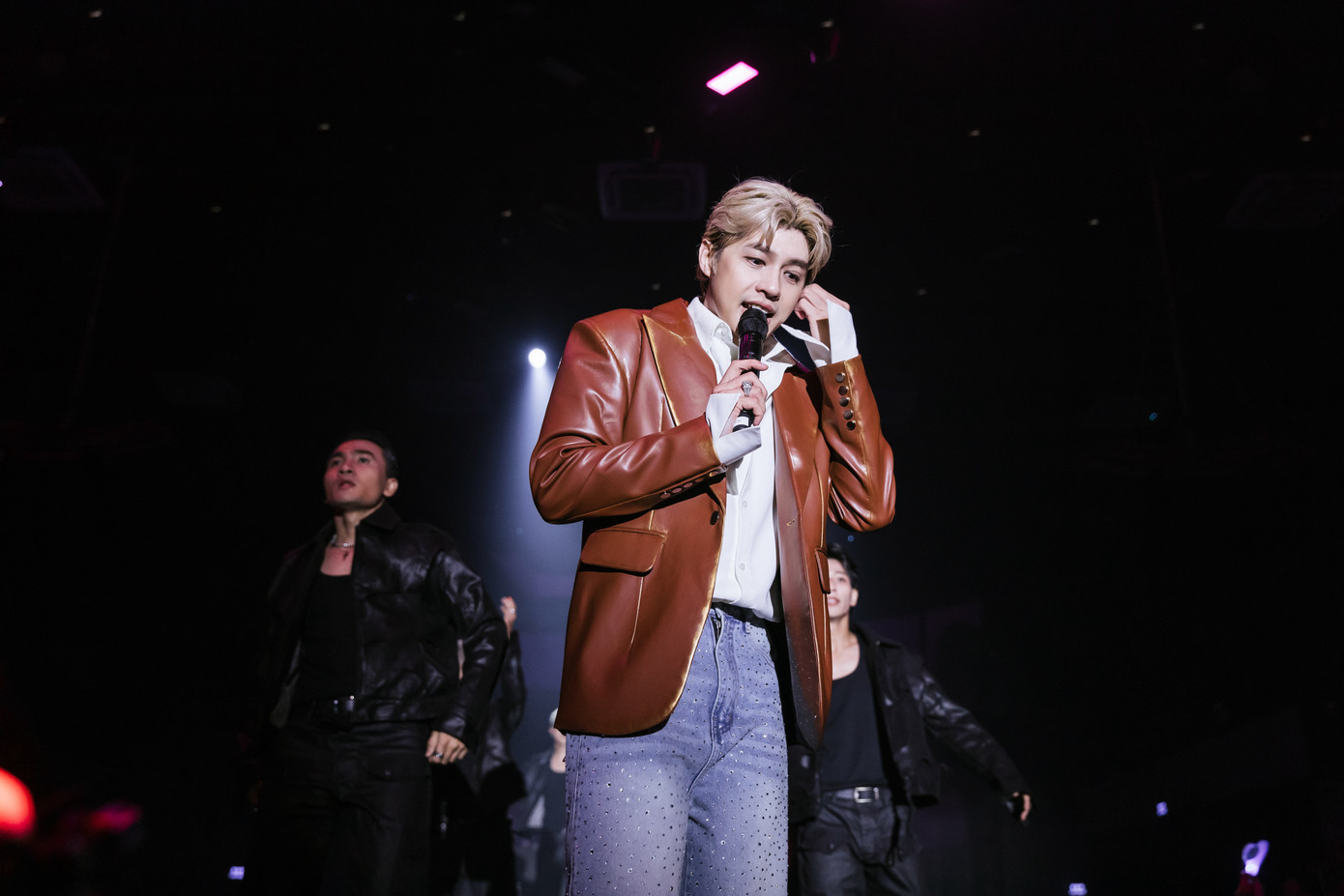 Ngoài ra, Noo Phước Thịnh thể hiện loạt ca khúc nonstop suốt 45 phút, gồm những bản nhạc nhưI Don’t Believe In You, I’m Still Loving You, Chợt thấy em khóc, Xa em, Chờ ngày mưa tan...Nam ca sĩ giữ được chất giọng, cột hơi tốt dù biểu diễn sung cùng vũ đoàn.