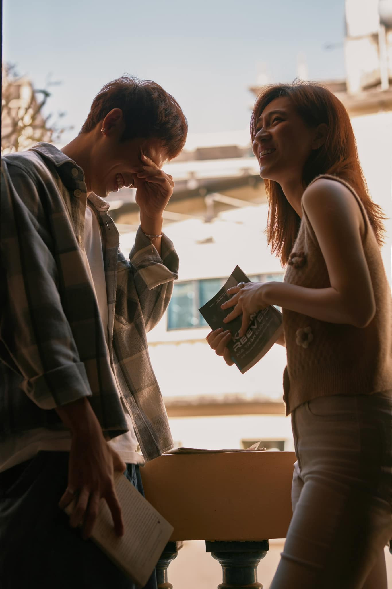 Dưới phần bình luận, khán giả khen Tuấn Trần và Phương Anh Đào đẹp đôi, yêu cầu thành cặp: "Hai anh chị cưới nhau đi", "Có nét phu thê, mong hai người thành đôi", Phủ hạnh phúc lên đời nhau rồi", "Nụ cười này sao mà giả được"...