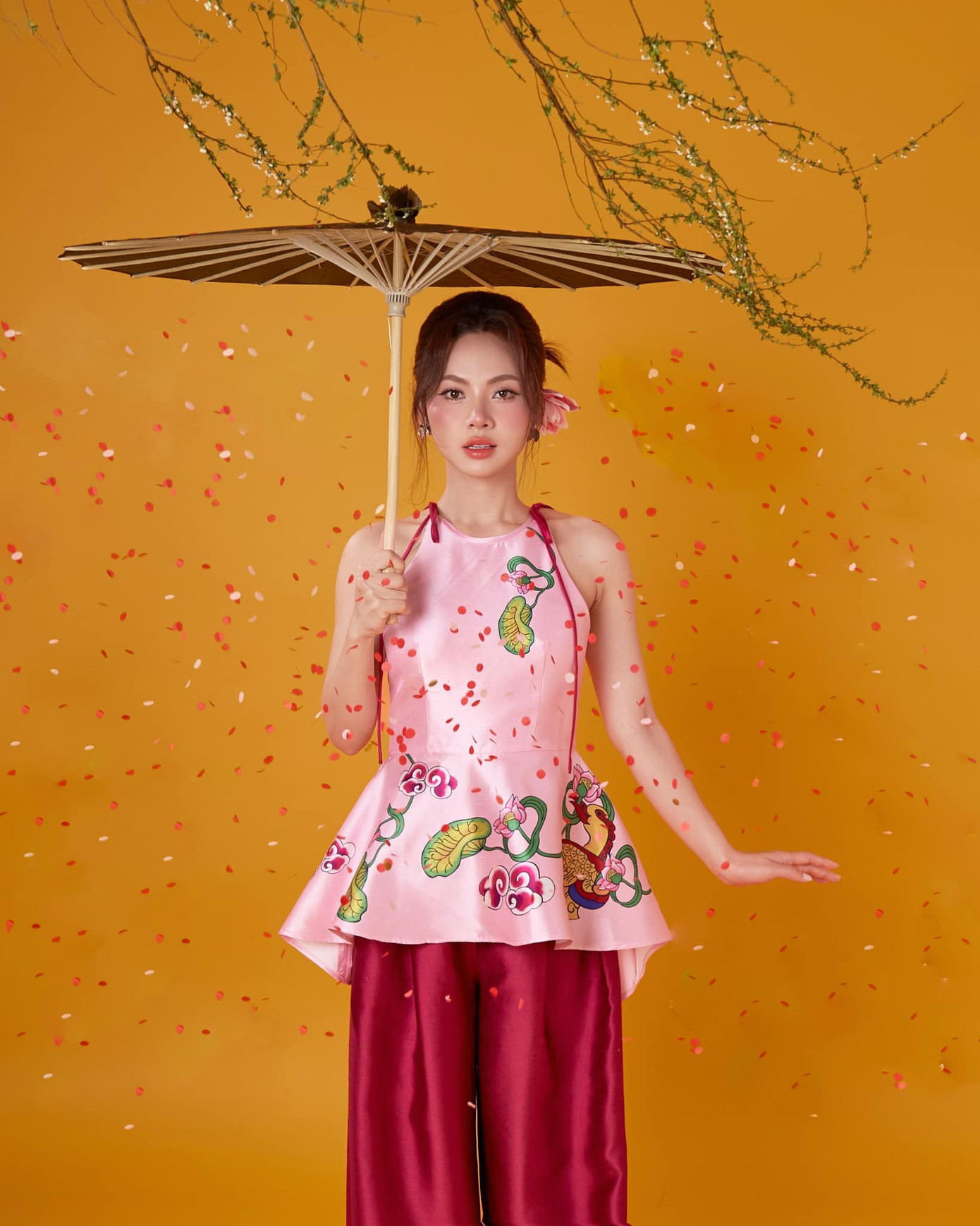 Ngô Lan Hương nói cát-xê của cô tăng vọt sau thành công của ca khúc Đi giữa trời rực rỡ. Ngô Lan Hương nói cát-xê của cô tăng vọt sau thành công của ca khúc Đi giữa trời rực rỡ.