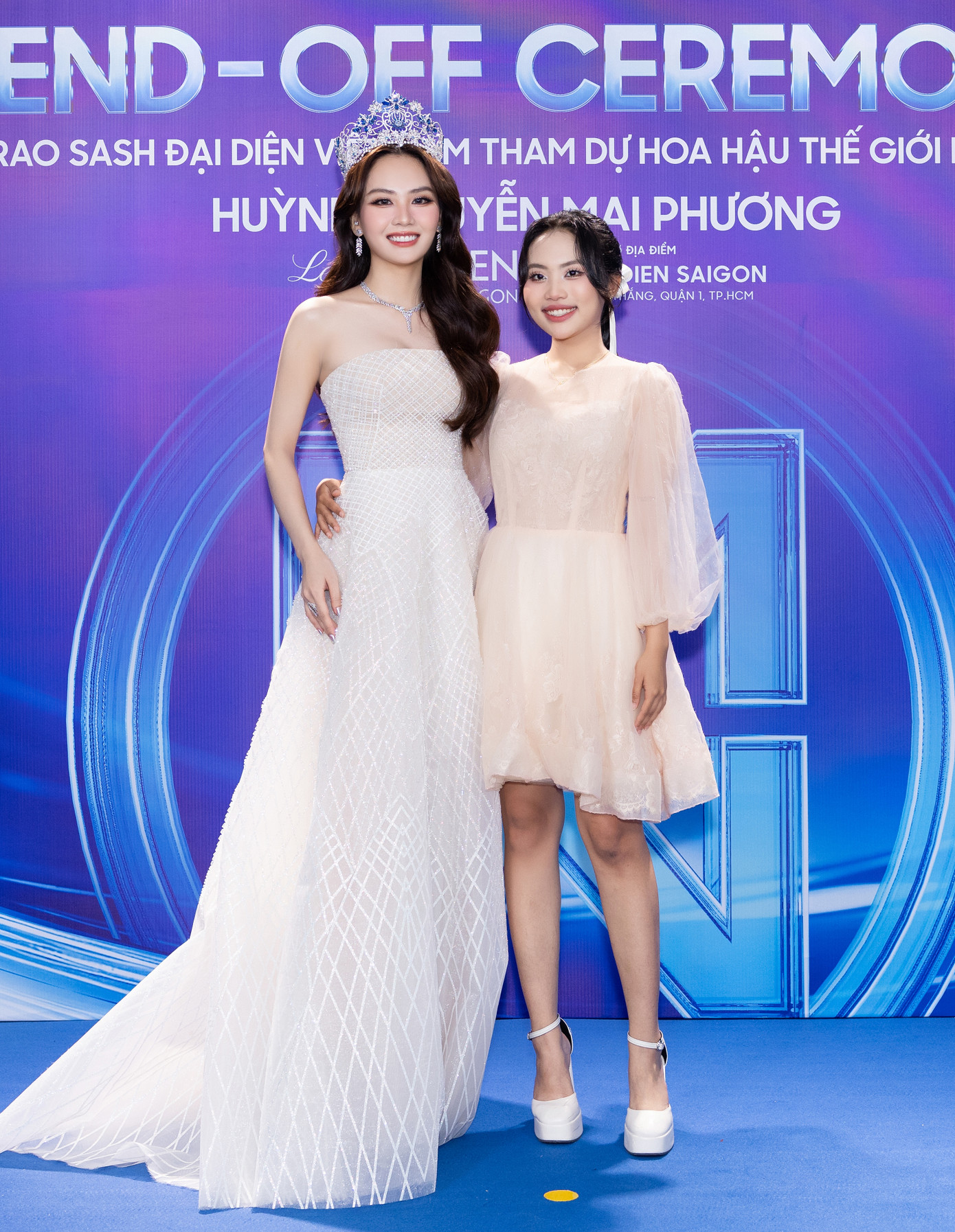 Ca sĩ Phương Mỹ Chi đến ủng hộ Mai Phương tại buổi trao sash chiều 3/2. Nữ ca sĩ là người bạn thân thiết đồng hành cùng người đẹp sinh năm 1999 sau đăng quang cuộc thi hoa hậu.