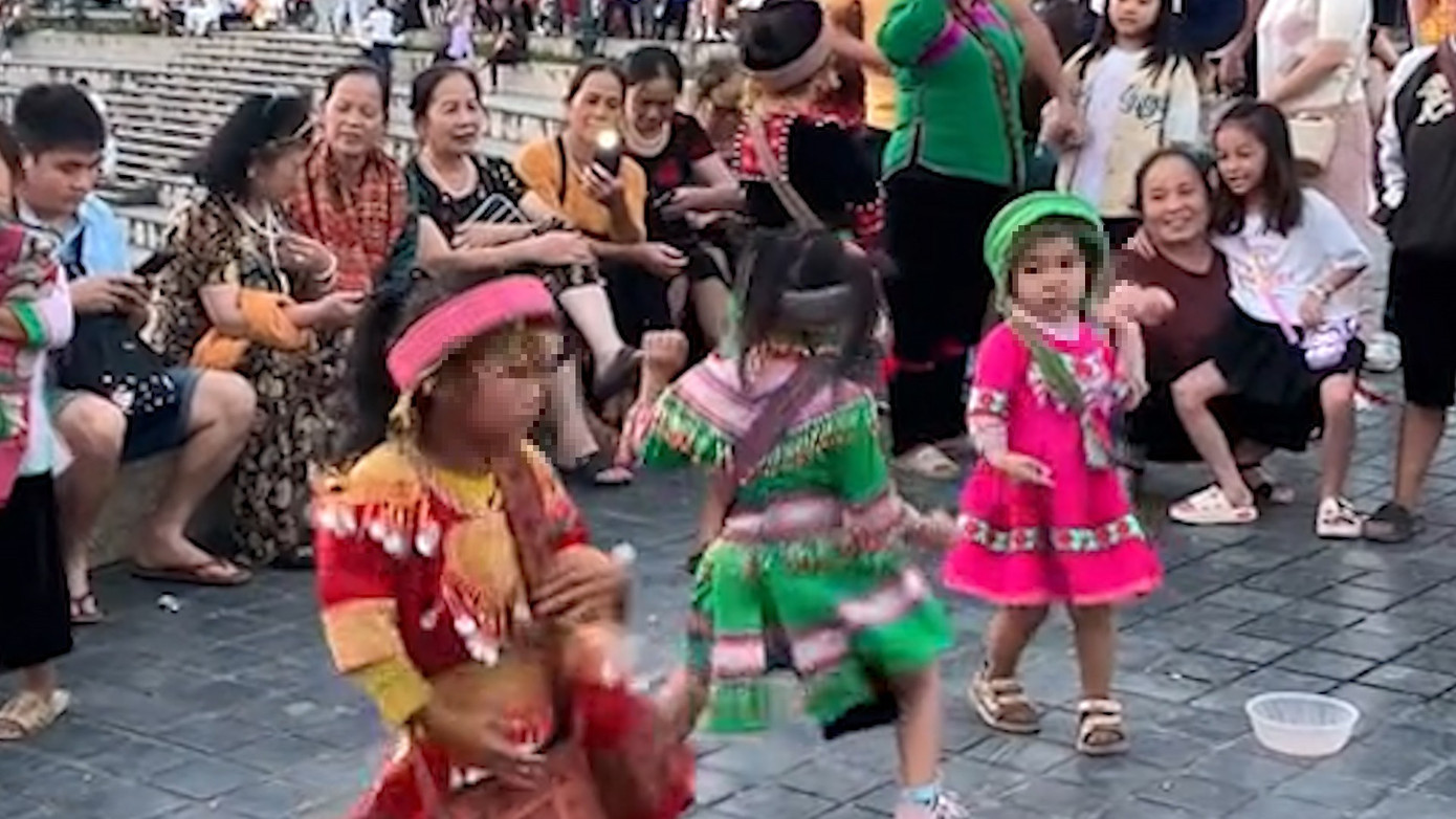 Những đoạn video các bé gái nhảy múa tại Sa Pa được chia sẻ khắp mạng xã hội. Những đoạn video các bé gái nhảy múa tại Sa Pa được chia sẻ khắp mạng xã hội.