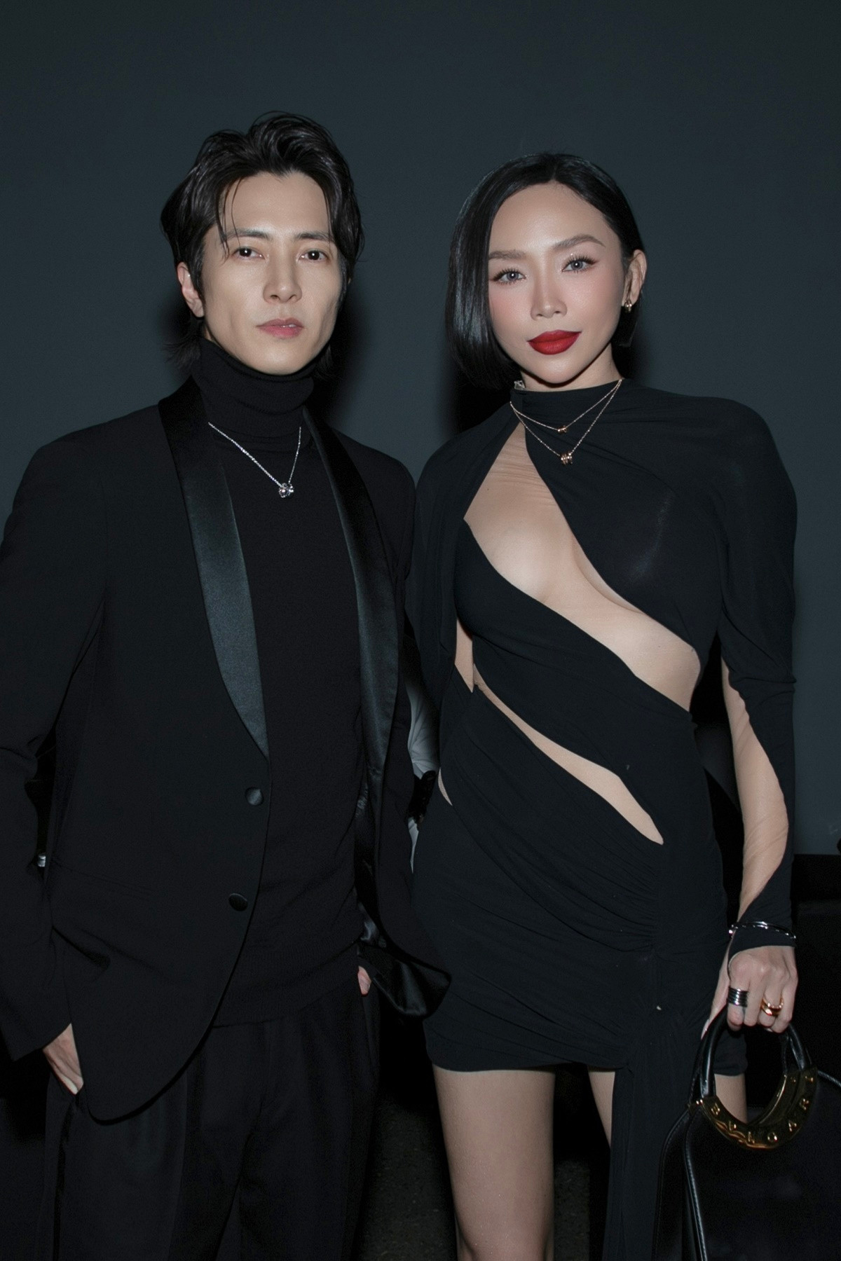 Giọng ca Có ai thương em như anh cho biết cô được mời dự sự kiện ở khu vực VIP. Vì vậy, khách mời hoàn toàn thoải mái, sẵn sàng chụp ảnh cùng nhau. "Chúng tôi giống như bạn bè, chỉ cần mở lời là có ảnh chụp cùng, giao lưu và cùng nhảy nhót", nữ ca sĩ nói thêm. Trong ảnh, cô chụp cùng tài tử người Nhật Yamashita Tomohisa. Giọng ca Có ai thương em như anh cho biết cô được mời dự sự kiện ở khu vực VIP. Vì vậy, khách mời hoàn toàn thoải mái, sẵn sàng chụp ảnh cùng nhau. "Chúng tôi giống như bạn bè, chỉ cần mở lời là có ảnh chụp cùng, giao lưu và cùng nhảy nhót", nữ ca sĩ nói thêm. Trong ảnh, cô chụp cùng tài tử người Nhật Yamashita Tomohisa.