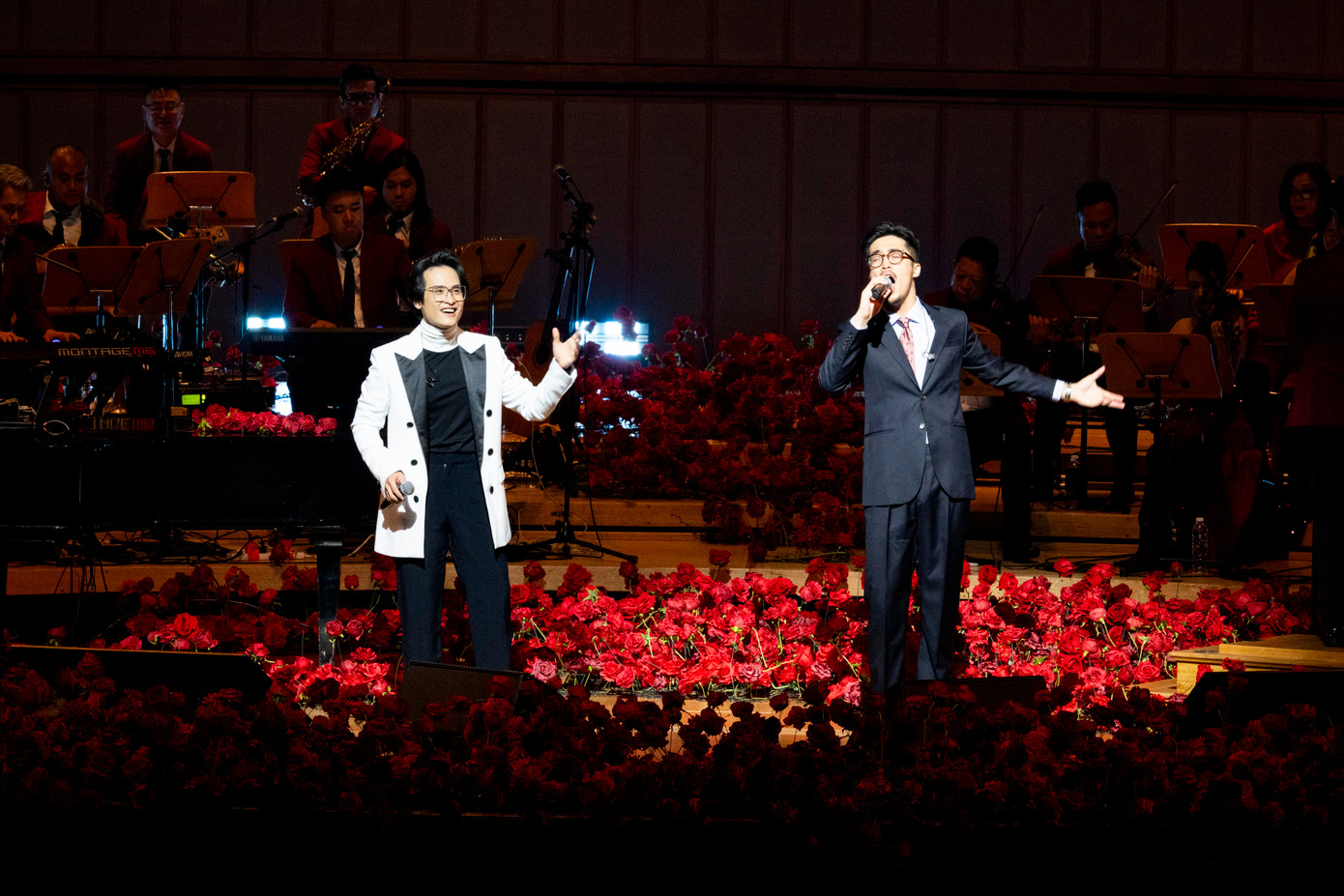 Vũ góp mặt trong live concert của Hà Anh Tuấn trong vai trò ca sĩ khách mời. Hai ca sĩ góp giọng trong Dành hết xuân thì để chờ nhau, ca khúc đánh dấu sự kết hợp giữa hai sao nam "chuyên trị" nhạc tình. Vũ góp mặt trong live concert của Hà Anh Tuấn trong vai trò ca sĩ khách mời. Hai ca sĩ góp giọng trong Dành hết xuân thì để chờ nhau, ca khúc đánh dấu sự kết hợp giữa hai sao nam "chuyên trị" nhạc tình.