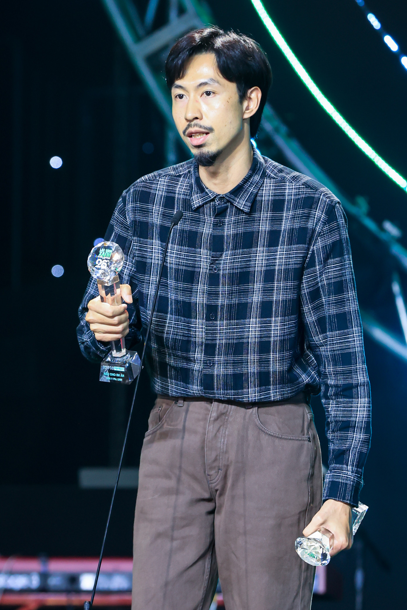 Cùng chiến thắng ở hạng mục Top 10 Ca khúc được yêu thích nhất còn có À Lôi (Double2T, producer Masew), Ngủ một mình (HIEUTHUHAI ft Negav), Lệ lưu ly (Vũ Phụng Tiên, DT Tập Rap, producer Drum7), Mưa tháng sáu (nhạc sĩ Hứa Kim Tuyền, ca sĩ Văn Mai Hương ft Grey D, Trung Quân), Nấu ăn cho em (Đen ft Pia Linh) và Thị Mầu (sáng tác Nguyễn Hoàng Phong, ca sĩ Hòa Minzy). Tại phần nhận giải, rapper Đen phát biểu hài hước: “Mình làm xong một bài nhạc là thấy chán, vậy sao khán giả nghe mãi mà vẫn thấy hay?”.