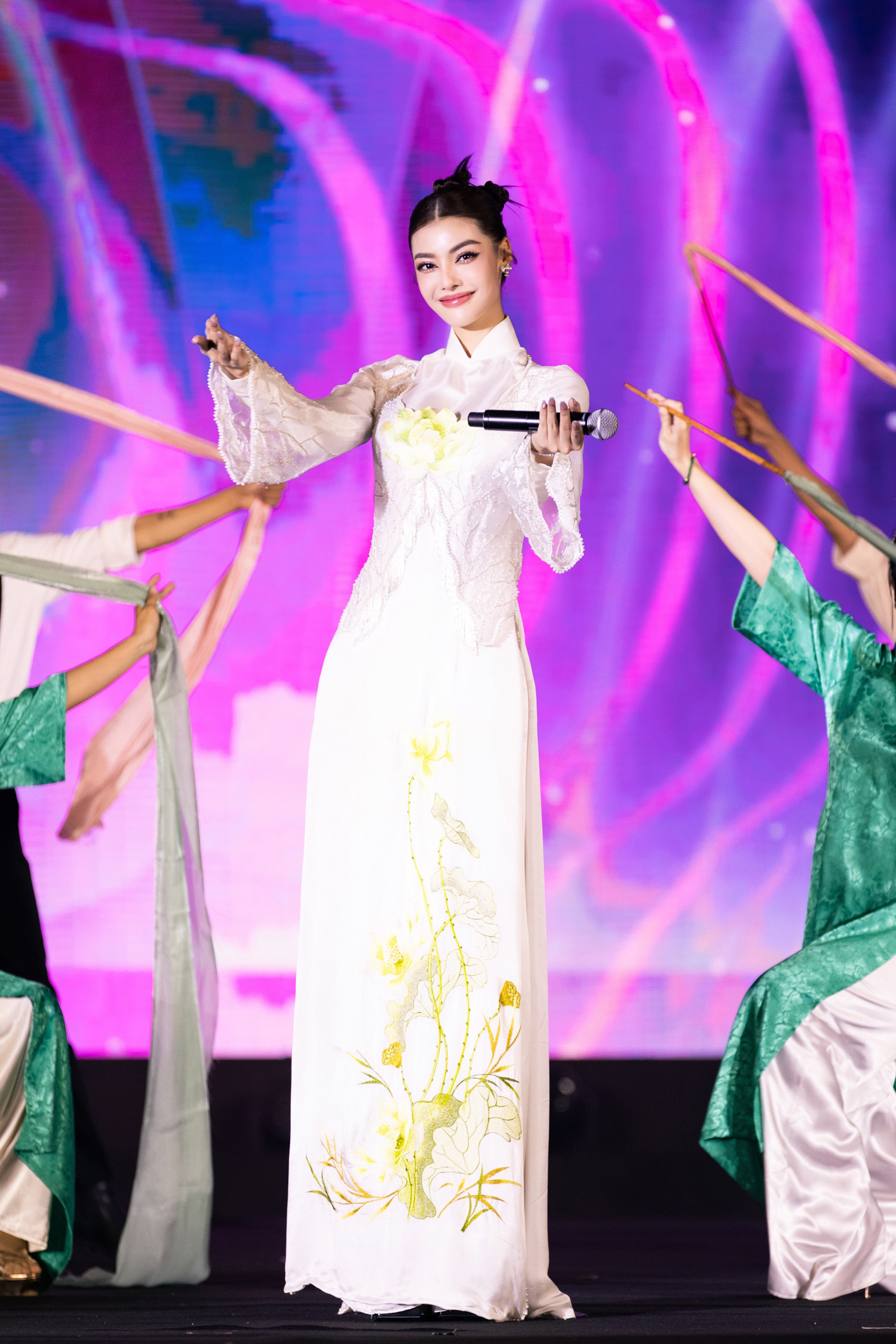 Trước khoảnh khắc trao giải, LONA mặc áo dài truyền thống thể hiện giọng hát. Người đẹp gần đây phát hành sản phẩm âm nhạc mới, hoạt động ca hát chuyên nghiệp.