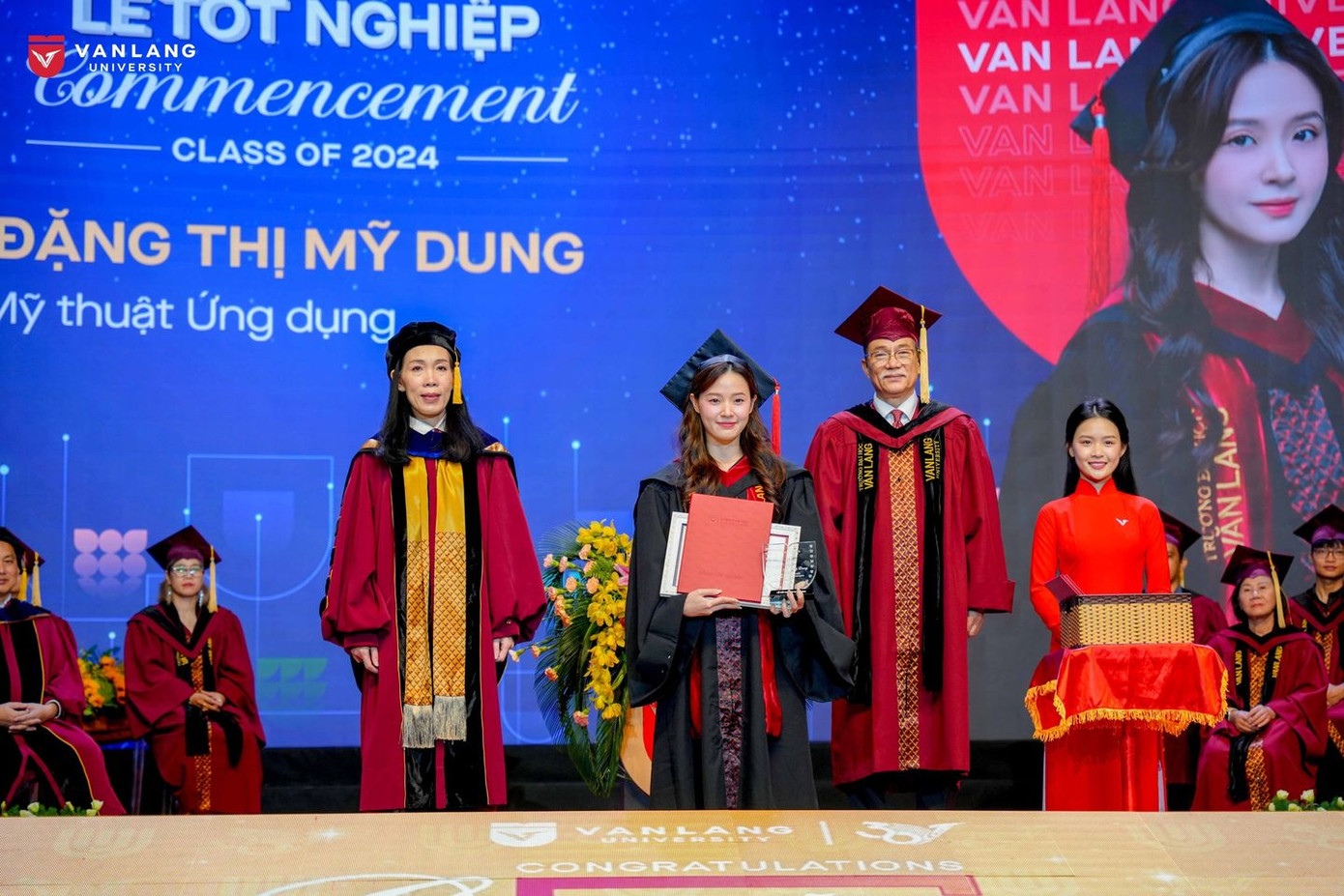 Midu nhận bằng tốt nghiệp sáng 11/8.