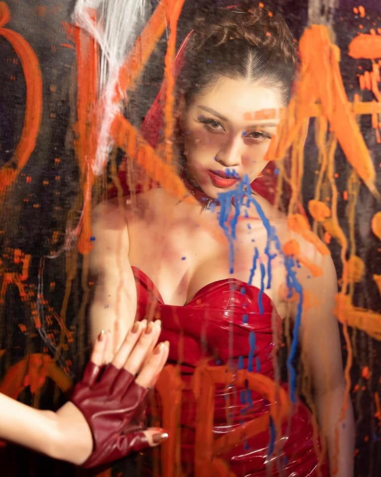 Miss Charm Vietnam 2023 diện váy cúp ngực, tạo hình phụ nữ nguy hiểm trong dịp lễ hóa trang.