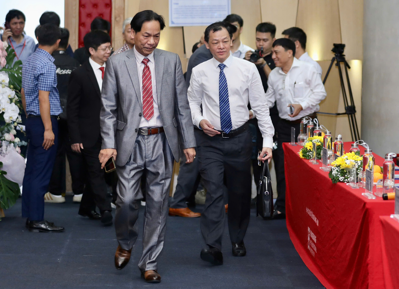 Nhà báo Lê Minh Toản - Phó Tổng biên tập báo Tiền Phong (vest xám) và TS.BS-CKII Nguyễn Tri Thức - Thứ trưởng Bộ Y tế chuẩn bị vào hội thảo. Nhà báo Lê Minh Toản - Phó Tổng biên tập báo Tiền Phong (vest xám) và TS.BS-CKII Nguyễn Tri Thức - Thứ trưởng Bộ Y tế chuẩn bị vào hội thảo.