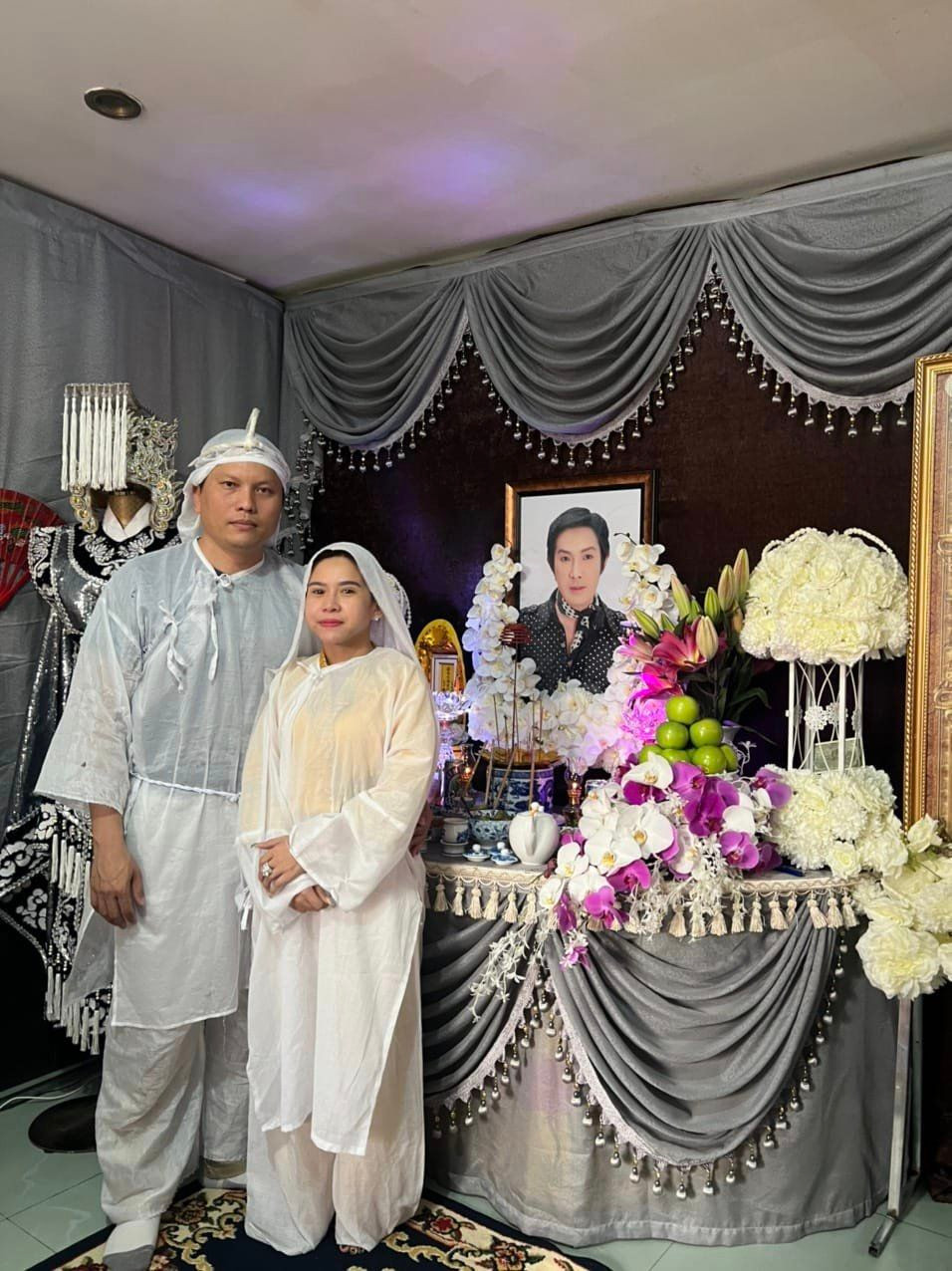 Gia đình trong lễ cúng thất thứ hai của NSƯT Vũ Linh. Gia đình trong lễ cúng thất thứ hai của NSƯT Vũ Linh.