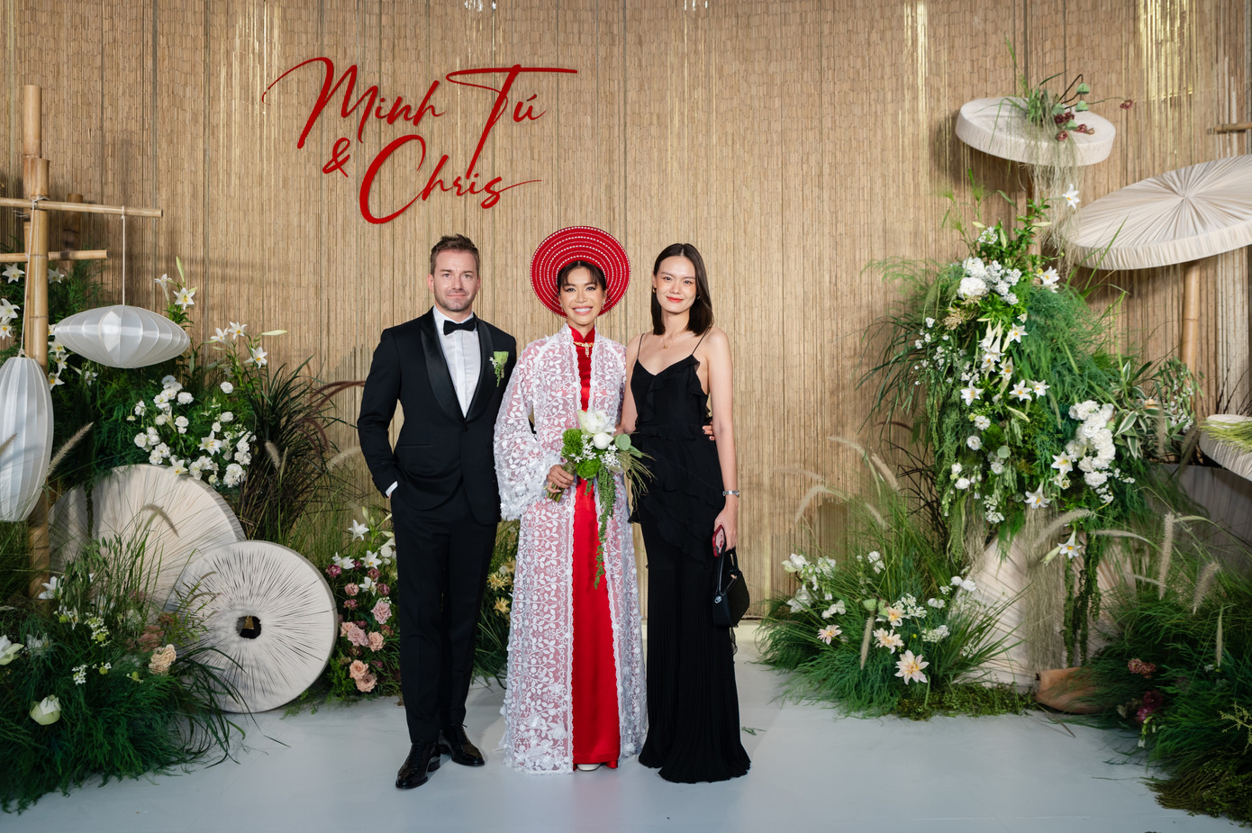 Lê Thanh Thảo mặc váy hai dây, trang điểm nhẹ nhàng. Khi bước vào khu vực chụp ảnh, nữ người mẫu khóc, chúc phúc cho Minh Tú.