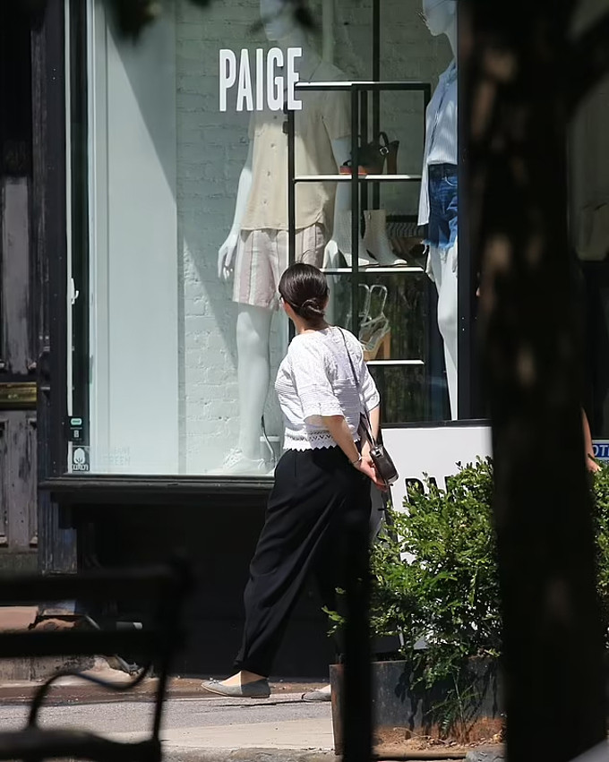 Từ khi lấy chồng, Mako chỉ mặc giản dị khi xuống phố. Tháng 6, cô xuất hiện giản dị ở New York, không trang điểm. Nguồn tin của Japan Times cho biết cựu công chúa đang làm tại Bảo tàng Nghệ thuật Metropolitan. Cô chuẩn bị cho triển lãm tranh lấy cảm hứng từ nhà sư đi khắp Nhật Bản truyền bá Phật giáo hồi thế kỷ 13. Từ khi lấy chồng, Mako chỉ mặc giản dị khi xuống phố. Tháng 6, cô xuất hiện giản dị ở New York, không trang điểm. Nguồn tin của Japan Times cho biết cựu công chúa đang làm tại Bảo tàng Nghệ thuật Metropolitan. Cô chuẩn bị cho triển lãm tranh lấy cảm hứng từ nhà sư đi khắp Nhật Bản truyền bá Phật giáo hồi thế kỷ 13.