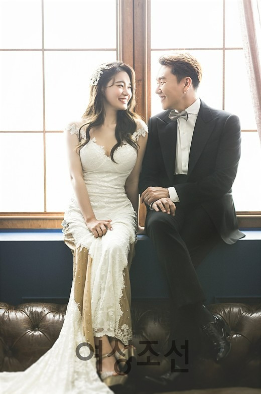 Seo Yu Ri và Choi Buyung Gil kết hôn năm 2019. Hôn nhân của diễn viên lồng tiếng nổi nhất Hàn Quốc từng bị khán giả phản đối. Nhà sản xuất của MBC bị nhiều người cho là không xứng với Yu Ri. Lúc đó, cô luôn bảo vệ chồng cũ. "Theo như các bạn, gương mặt chồng tôi giống khô mực. Nhưng thực tế trái tim anh ấy to lớn như đại dương", Yu Ri đáp trả khán giả. Seo Yu Ri và Choi Buyung Gil kết hôn năm 2019. Hôn nhân của diễn viên lồng tiếng nổi nhất Hàn Quốc từng bị khán giả phản đối. Nhà sản xuất của MBC bị nhiều người cho là không xứng với Yu Ri. Lúc đó, cô luôn bảo vệ chồng cũ. "Theo như các bạn, gương mặt chồng tôi giống khô mực. Nhưng thực tế trái tim anh ấy to lớn như đại dương", Yu Ri đáp trả khán giả.