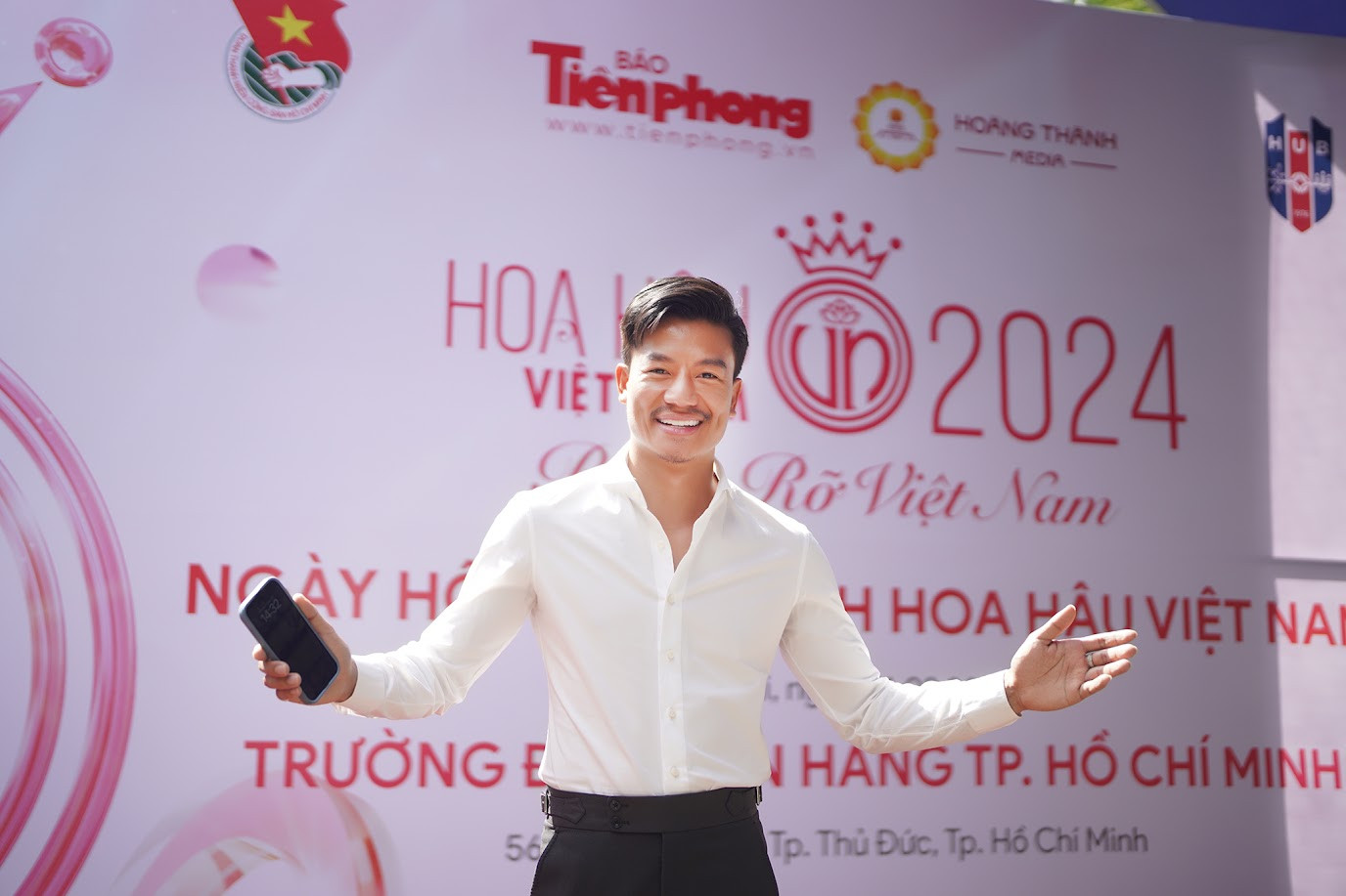 Ngày hội tuyển sinh đầu tiên của Hoa hậu Việt Nam 2024 diễn ra tại Trường Đại học Ngân hàng TPHCM. Diễn viên điện ảnh Hiếu Nguyễn đảm nhận vai trò MC, dẫn dắt xuyên suốt buổi tuyển sinh.