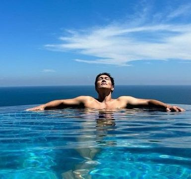 Ảnh hẹn hò của Lee Kyu Han và bạn trai tại hồ bơi. Ảnh hẹn hò của Lee Kyu Han và bạn trai tại hồ bơi.