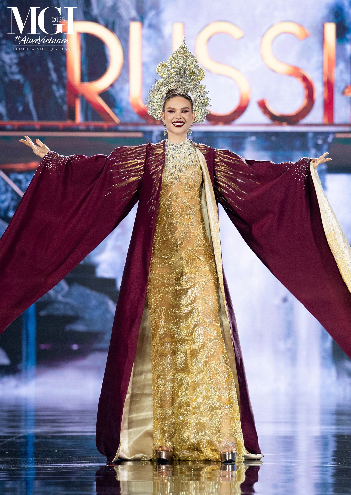 Trang phục dân tộc của đại diện Taiwan và Russia có chung đặc điểm là phần tay áo rộng, mũ đội đầu to mang đặc trưng quốc gia, khu vực.