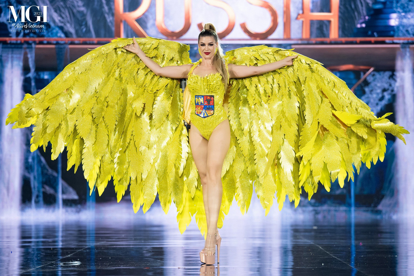 Đại diện Romania diện trang phục dân tộc lấy cảm hứng từ quốc huy với hình ảnh đại bàng aquila. Đây là một trong những thiết kế với phần cánh rộng, hoành tráng nhất tại đêm thi National Costume ở Miss Grand International 2023.
