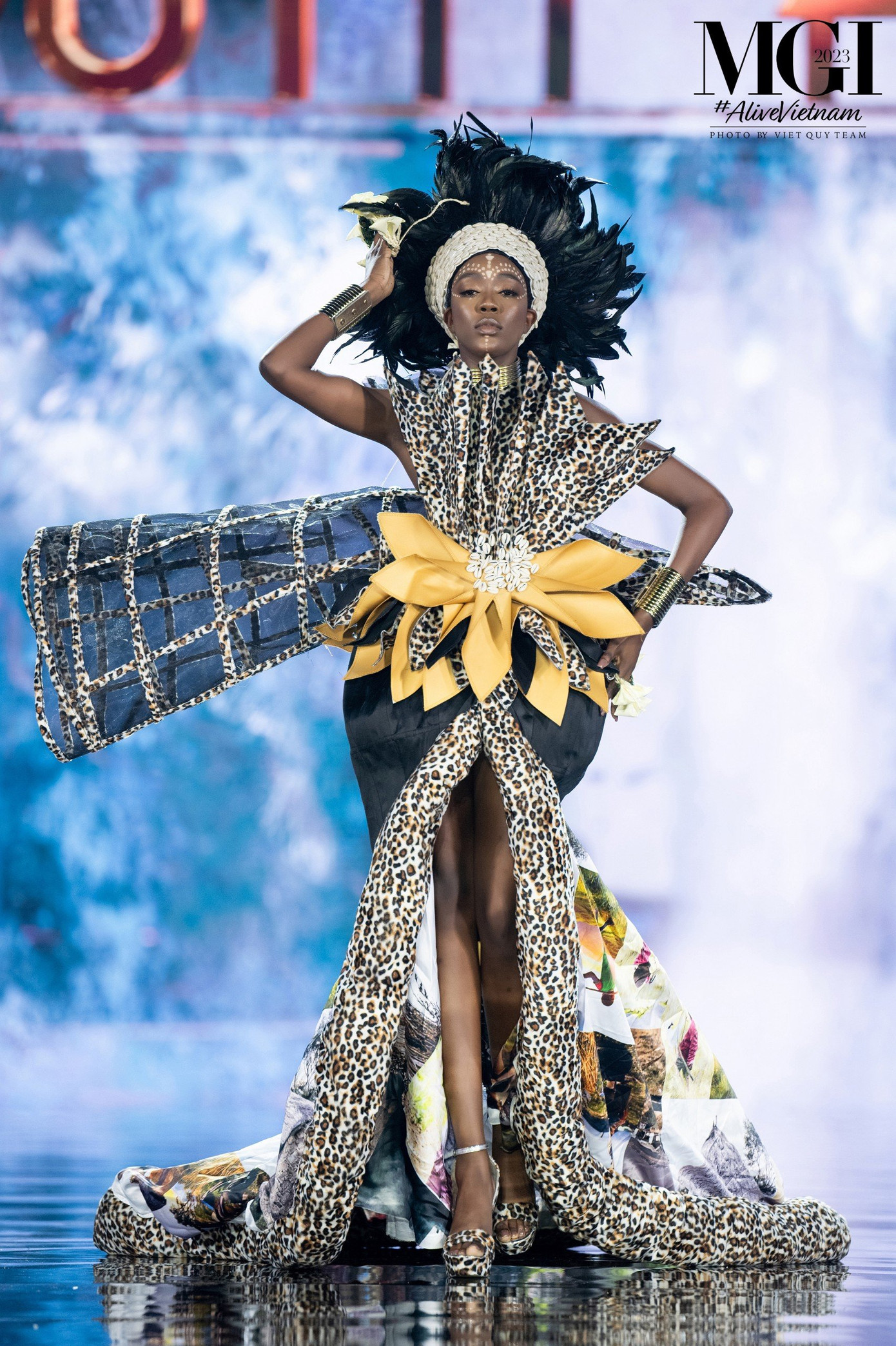 Đêm thi National Costume - Trang phục văn hóa dân tộc - tại Hoa hậu Hòa bình Quốc tế 2023 diễn ra tối 20/10 tại Nhà thi đấu Phú Thọ, TPHCM. Thí sinh diện trang phục cầu kỳ, đầu tư chỉn chu được khán giả đánh giá cao. Trước đó, hơn 70 cô gái mang National Costume đến Hà Nội. Trang phục được ban tổ chức Việt Nam hỗ trợ vận chuyển vào TPHCM chuẩn bị cho đêm thi được quan tâm.