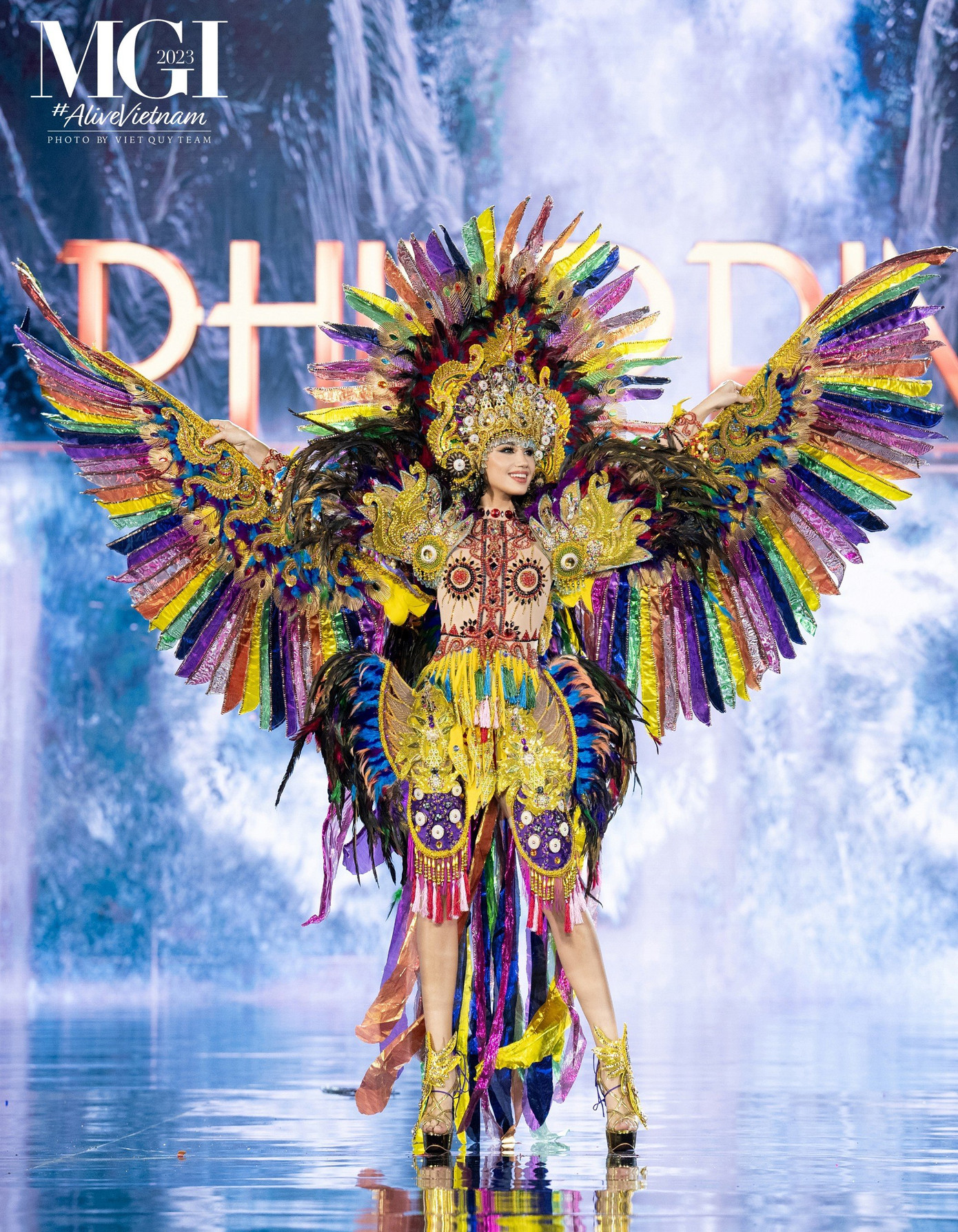 Trang phục của đại diện Philippines gây ấn tượng với phần cánh lớn, nhiều họa tiết và màu sắc.