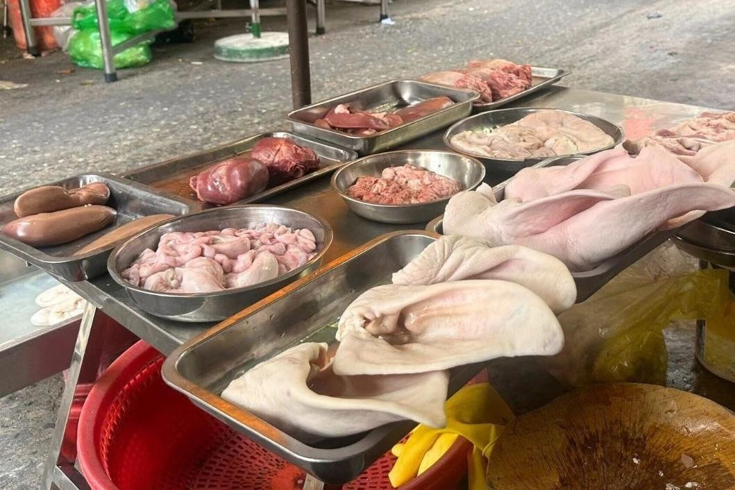 Nhiều gia đình ngày càng thận trọng hơn khi mua lòng heo. Ảnh: Minh Vũ. Nhiều gia đình ngày càng thận trọng hơn khi mua lòng heo. Ảnh: Minh Vũ.