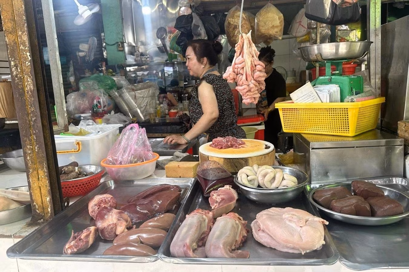 Nhiều người bán thịt heo hàng chục năm nay cho rằng lòng xe điếu rất hiếm. Ảnh: Minh Vũ.