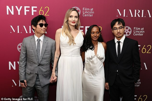 Trước khi gặp tai nạn giao thông phải nằm viện một tuần, Pax Thiên hỗ trợ Angelina Jolie làm việc trên phim trườngMaria do Pablo Larrain. "Công việc này có lợi cho con trai tôi. Con tôi nhiều lần làm việc trên phim trường. Pax giỏi chụp ảnh và Pablo hài lòng về điều đó", nữ diễn viên nói. Trước khi gặp tai nạn giao thông phải nằm viện một tuần, Pax Thiên hỗ trợ Angelina Jolie làm việc trên phim trườngMaria do Pablo Larrain. "Công việc này có lợi cho con trai tôi. Con tôi nhiều lần làm việc trên phim trường. Pax giỏi chụp ảnh và Pablo hài lòng về điều đó", nữ diễn viên nói.