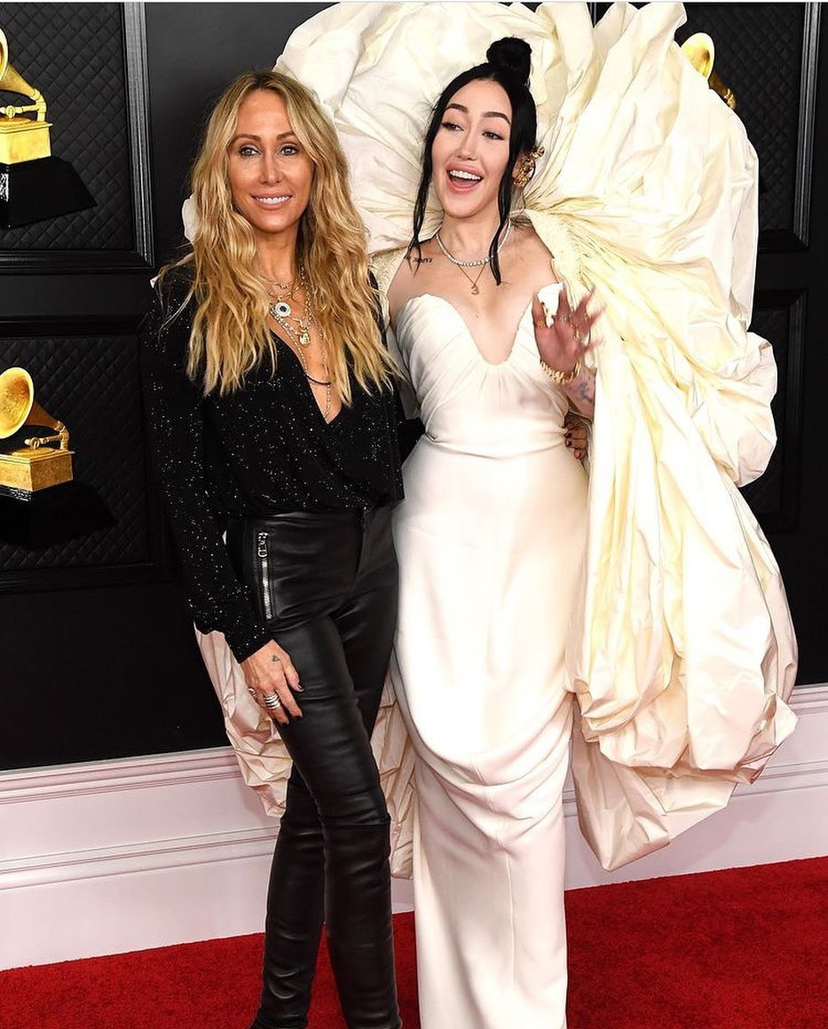 Daily Mail đưa tin Noah không được mẹ mời đến dự tiệc cưới hồi tháng 8/2023. Nguồn tin nói bà Tish biết rõ mối quan hệ giữa con gái và tài tử Vượt ngục nhưng vẫn quyết định tổ chức hôn lễ. Đám cưới của Tish Cyrus và Dominic Purcell chỉ có mặt Miley Cyrus trong vai trò phù dâu. Sau nửa năm bà Tish tái hôn, danh tính người đàn ông khiến gia đình Cyrus tan đàn xẻ nghé trở thành đề tài bàn tán trên mạng.