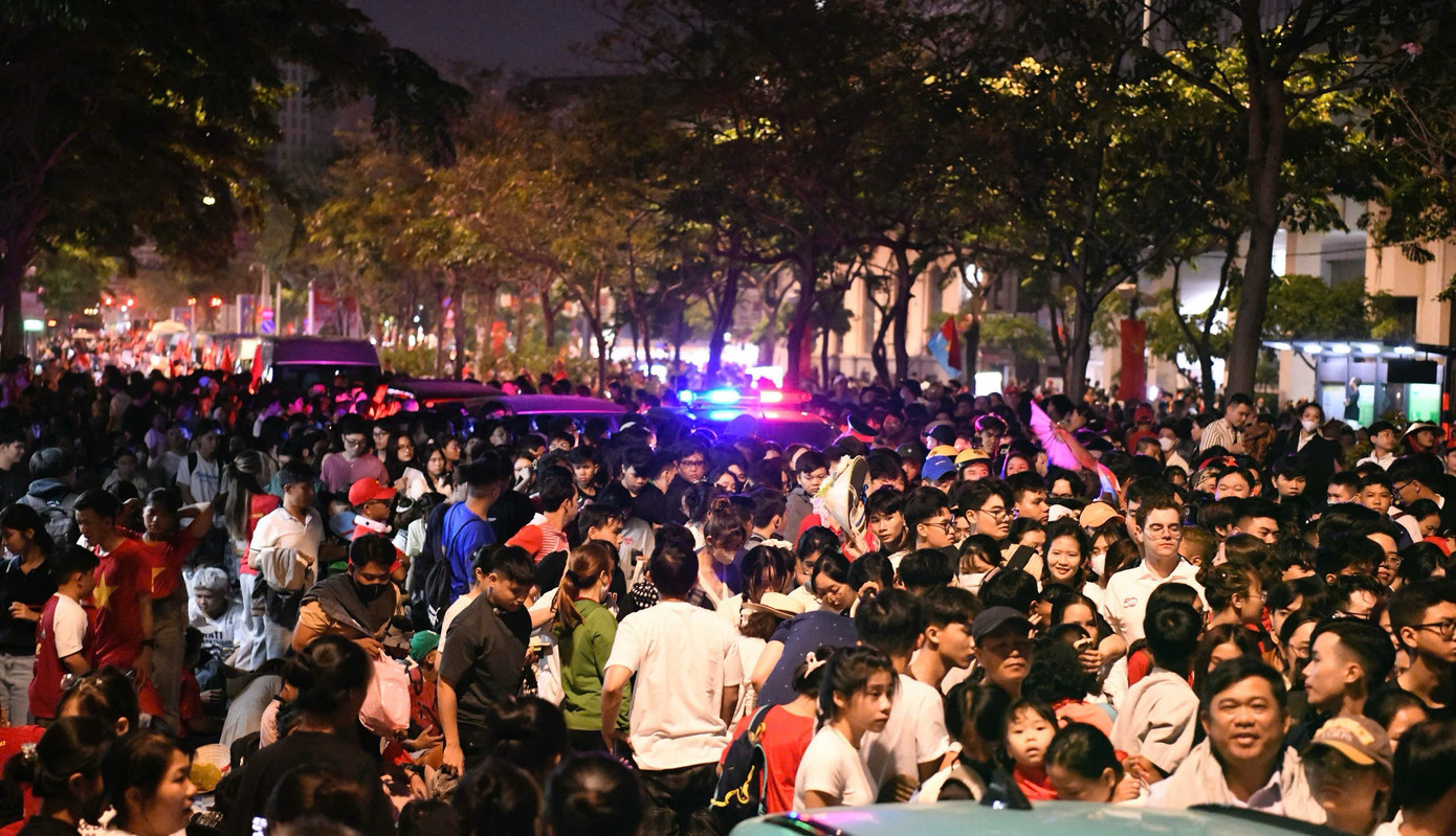 Theo ghi nhận của Tiền Phong, từ 1h sáng 30/4, khu vực trung tâm TPHCM chật ních người. Dòng người đổ về trục đường Lê Duẩn, quận 1 và quanh khu vực bến Bạch Đằng, thức trắng đêm chờ xem đại lễ.