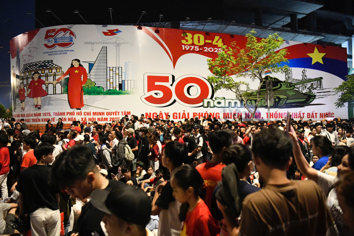 Người dân đổ về khu vực trung tâm, nơi đặt nhiều banner cổ động mừng đại lễ kỷ niệm 50 năm Ngày Giải phóng miền nam, thống nhất đất nước.