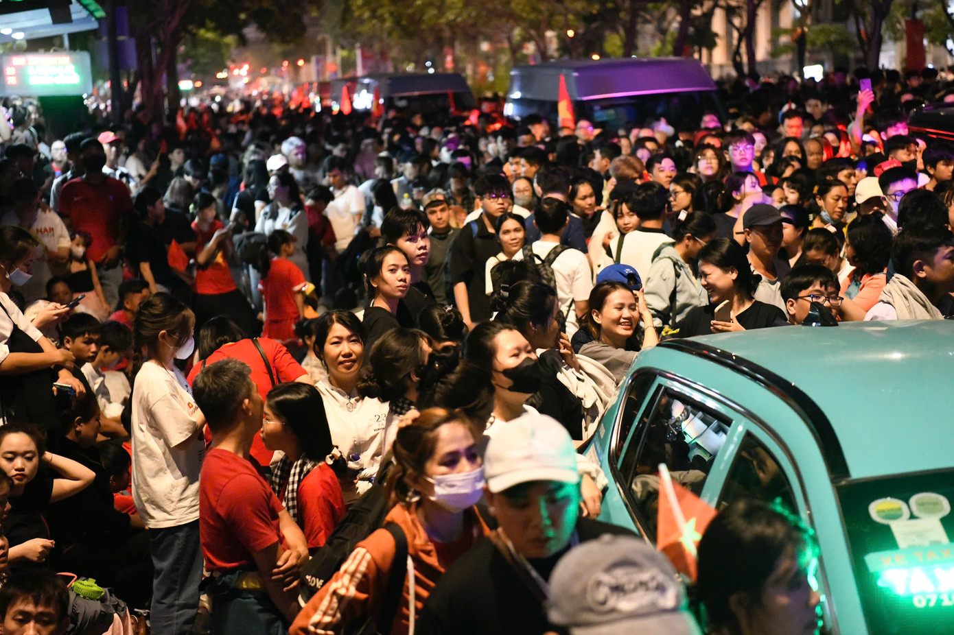 Người dân cười nói vui vẻ dù cảnh tượng kẹt xe, biển người chật ních trên các trục đường lớn. Nhiều người mặc áo in hình cờ đỏ sao vàng, tay cầm cờ Tổ quốc sẵn sàng cho lễ kỷ niệm diễn ra sáng 30/4.