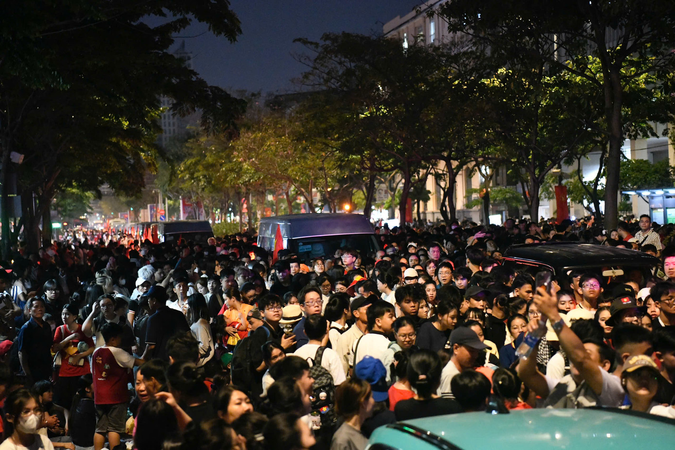 Cảnh tượng người dân đông nhung nhúc, người và xe nối đuôi từ 1h sáng tạo cảnh tượng biển người ùn ứ chờ xem đại lễ.