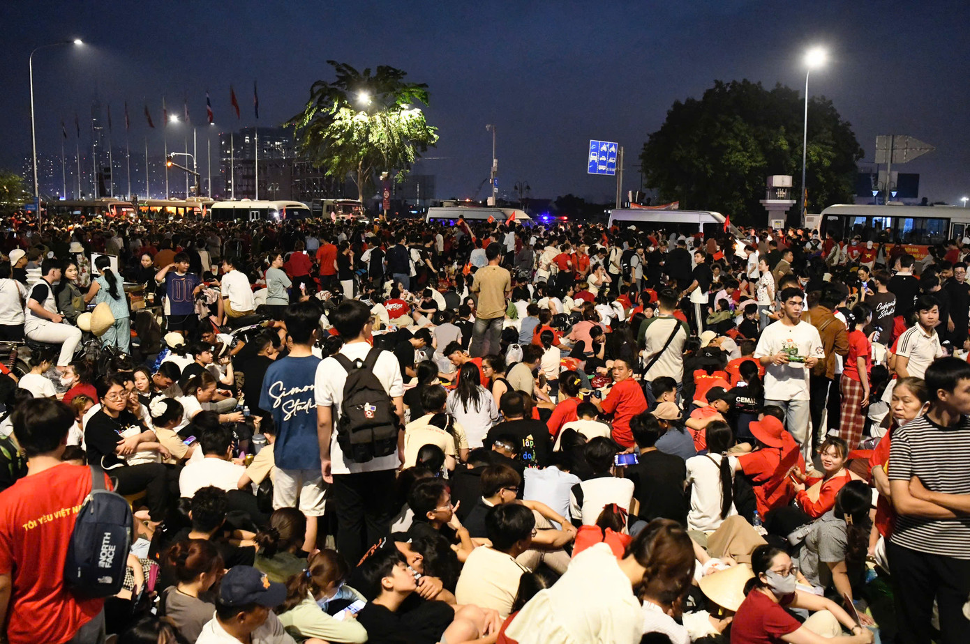 Người dân không ngủ, ăn ngủ trên tuyến đường trung tâm, thức trắng đêm, chờ xem buổi diễu binh, diễu hành, bắn đại bác hoành tráng nhân cột mốc 50 năm Ngày Giải phóng miền Nam, thống nhất đất nước.