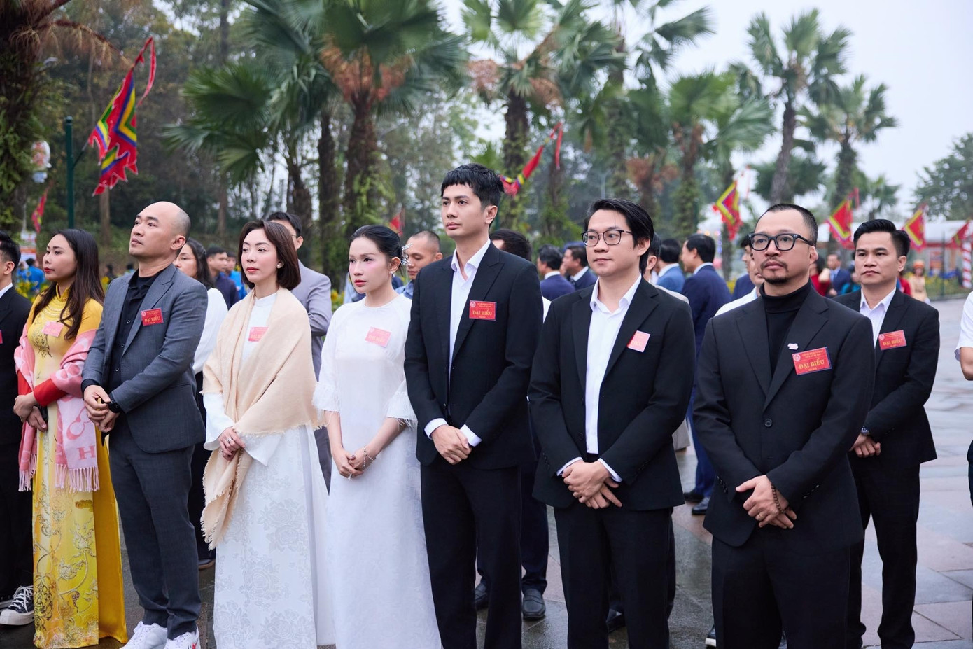 Thu Trang và Khả Như diện áo dài truyền thống, nghệ sĩ nam mặc vest trang trọng khi đi giỗ tổ Hùng Vương.