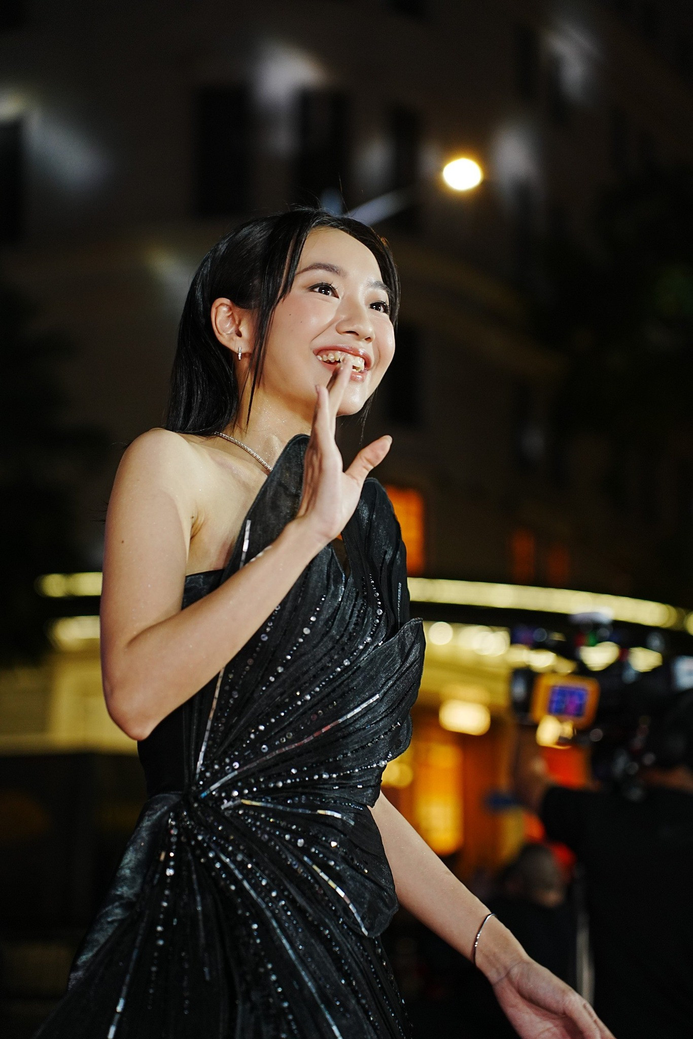 Nghệ sĩ Việt gây chú ý tại thảm đỏ Liên hoan phim Quốc tế Việt Nam lần thứ nhất. Nghệ sĩ Việt gây chú ý tại thảm đỏ Liên hoan phim Quốc tế Việt Nam lần thứ nhất.