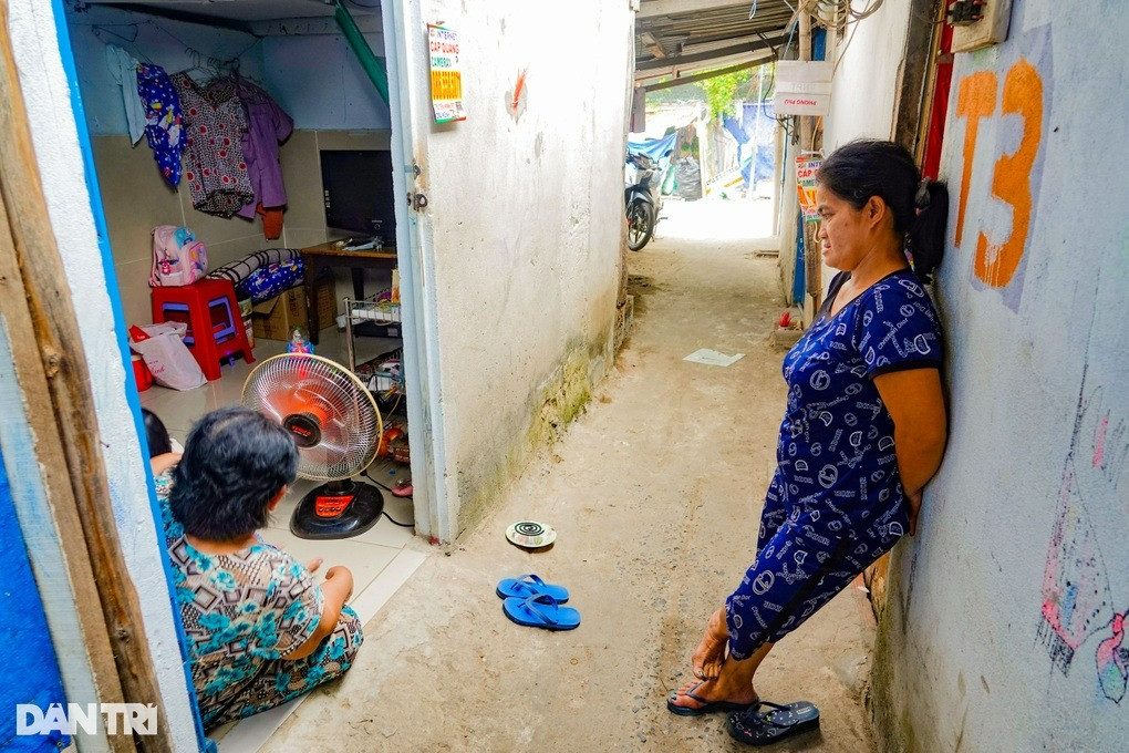 Lao động nghèo ở khu trọ luôn mơ có được căn nhà của riêng mình, để thoát cảnh khốn khổ như hiện tại (Ảnh: Nguyễn Vy).