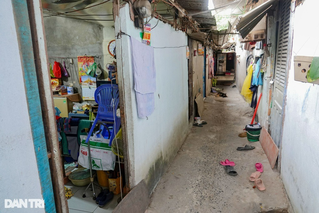 Khu trọ được lợp mái tôn, chật chội trong 4 bức tường xi măng (Ảnh: Nguyễn Vy).