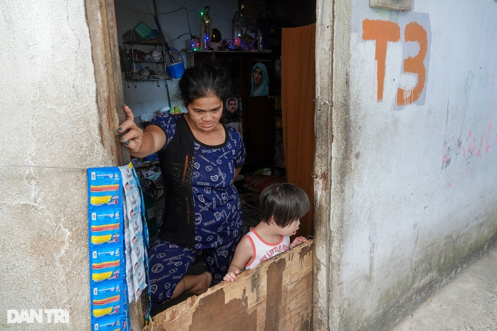 Con nhỏ mắc hội chứng Down, bệnh tim mạch. Nhìn con khổ sở vì nóng nực, chị Thúy nhiều đêm bật khóc, bất lực (Ảnh: Nguyễn Vy).