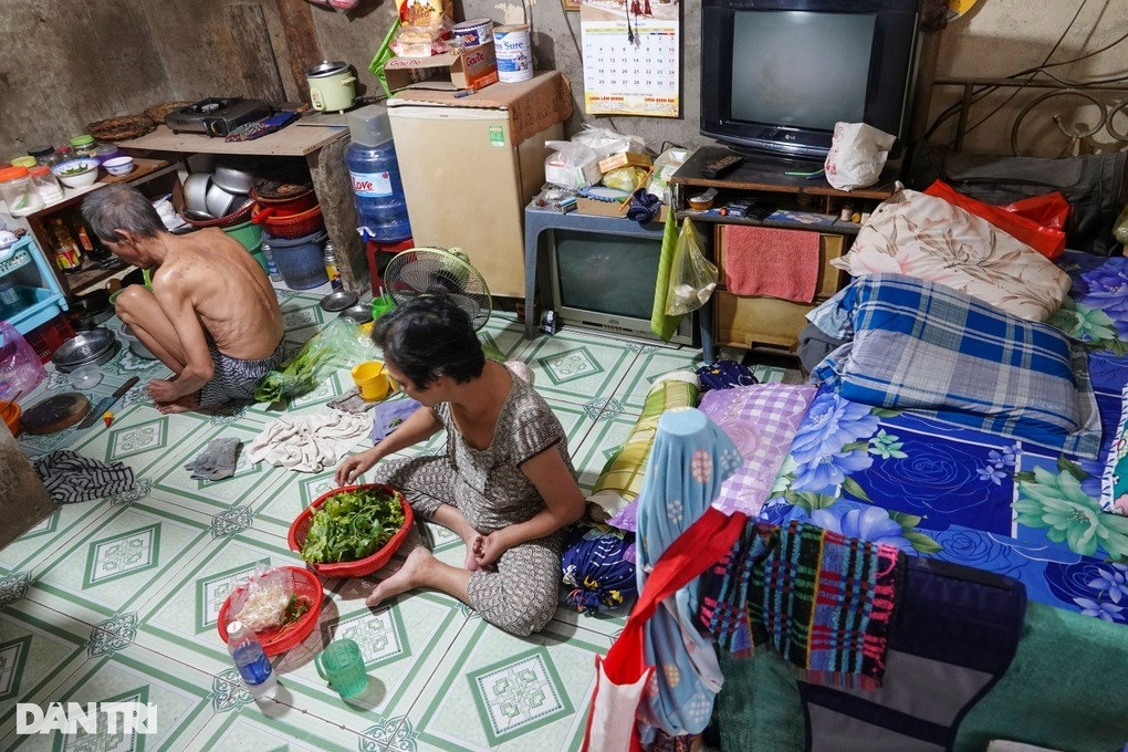 Trong căn phòng trọ nóng như nung, vợ chồng bà Mỹ luôn phải bật quạt cho thổi vào chậu nước cho không khí dịu bớt đôi chút (Ảnh: Nguyễn Vy).