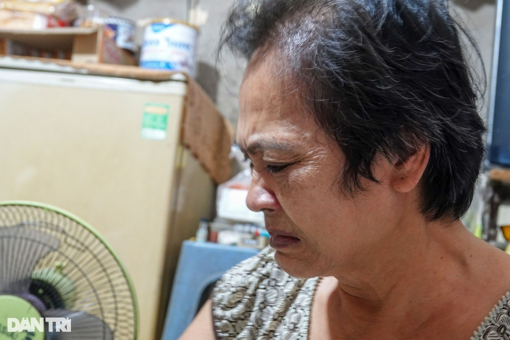 Bà Mỹ bật khóc khi nói về hoàn cảnh của mình (Ảnh: Nguyễn Vy).