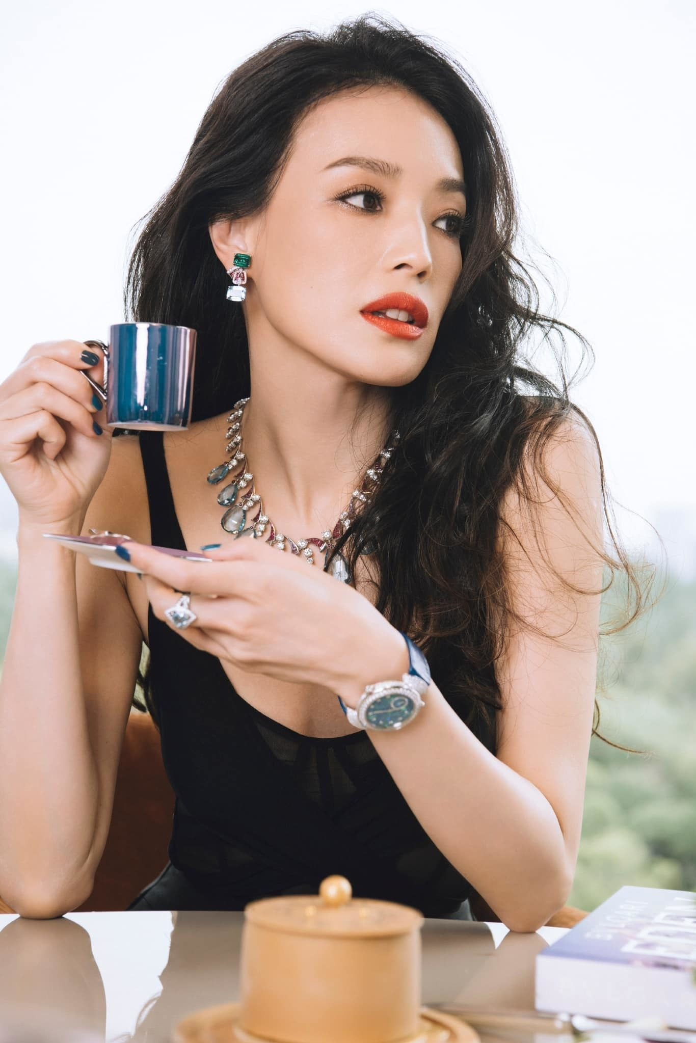 Thư Kỳ đẹp không góc chết ở tuổi 47.