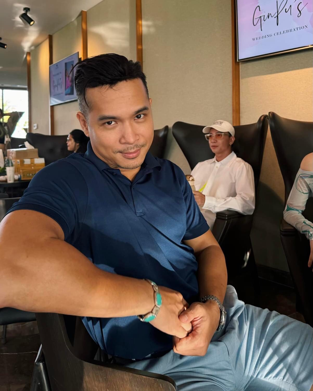 Trương Thế Vinh dành thời gian ra dự đám cưới của người em thân thiết trong nghề. Tại lễ gia tiên của Puka và Gin Tuấn Kiệt ngày 1/11, nam diễn viên có mặt trong đội phù rể bưng mâm.