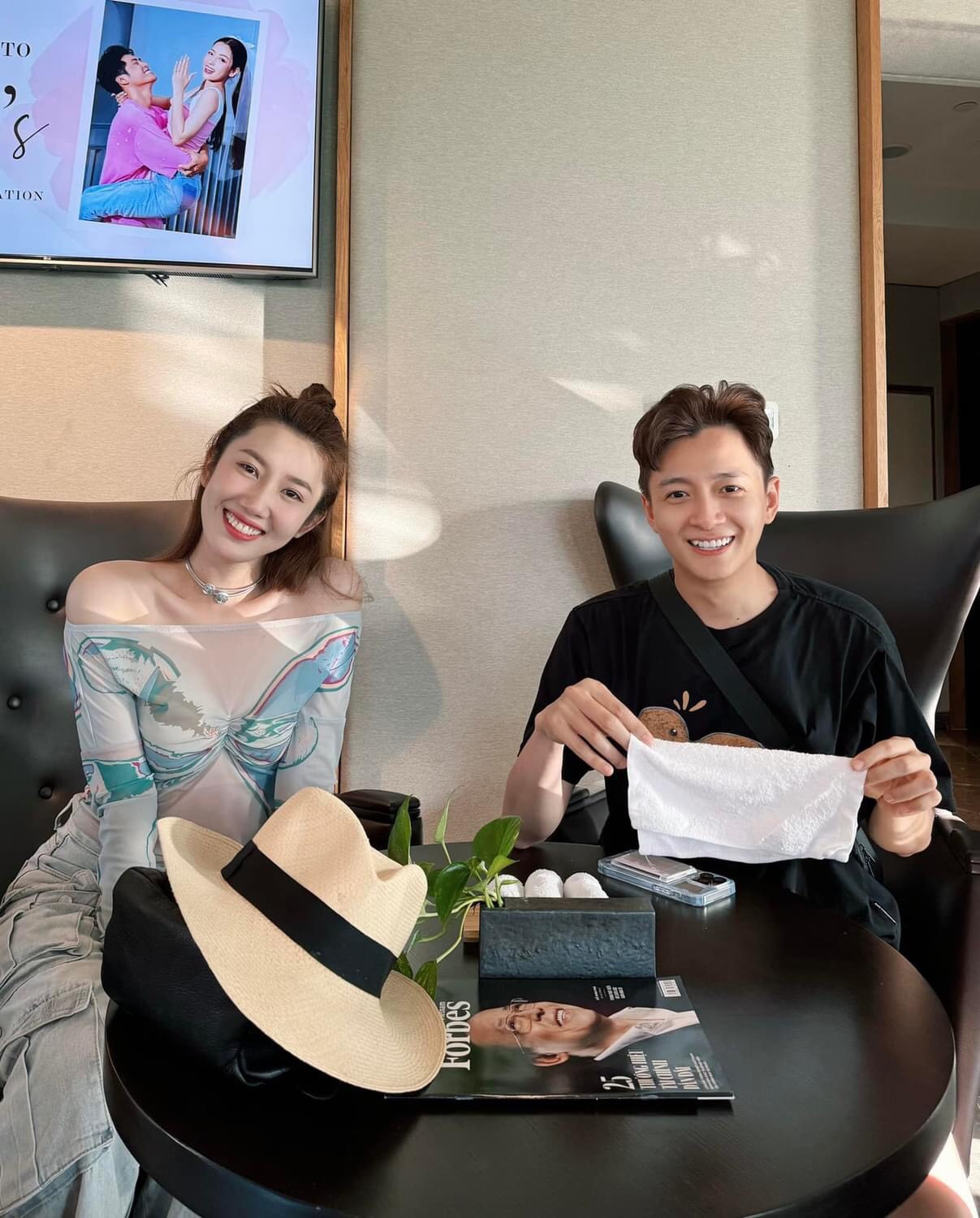 Thúy Ngân mặc phong cách, đối lập thời trang giản dị của Ngô Kiến Huy trong ngày ra Khánh Hòa chuẩn bị dự tiệc cưới đồng nghiệp.