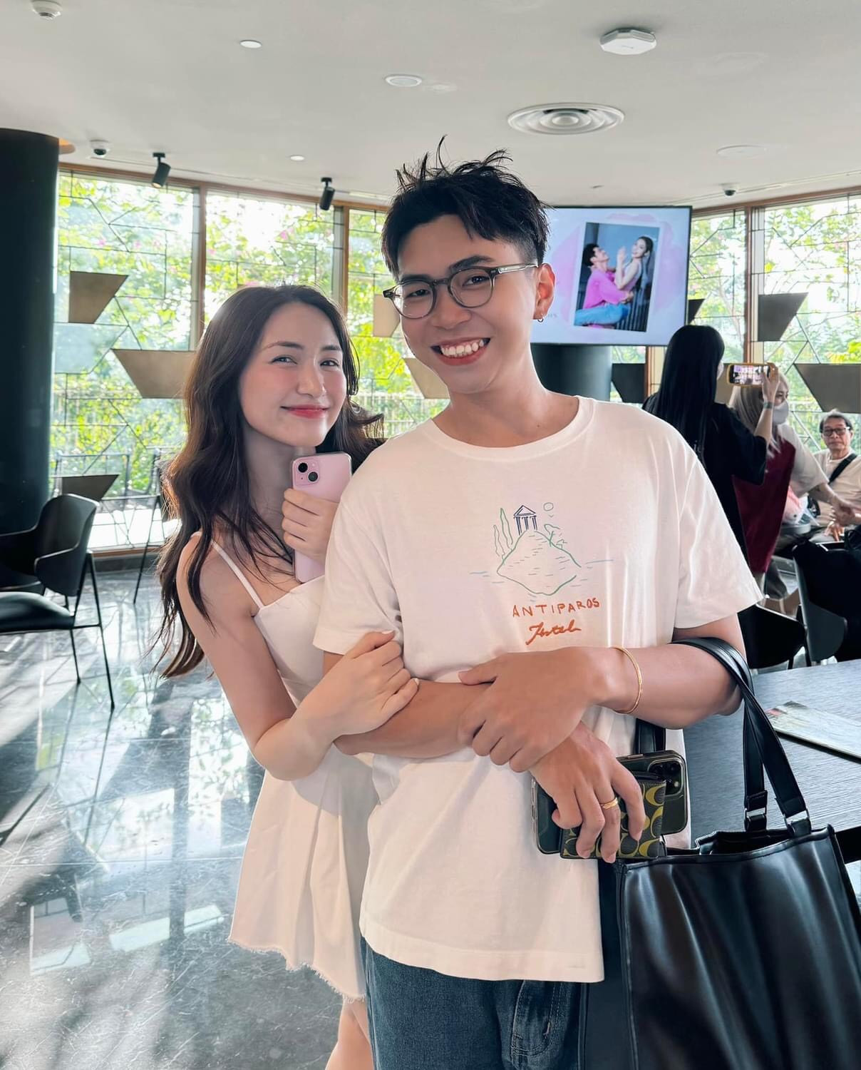 Khoảnh khắc check-in của Minh Dự và Hòa Minzy khi đến Khánh Hòa.