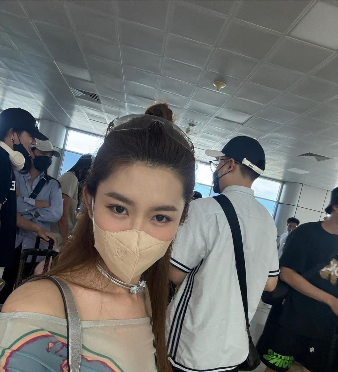 Thúy Ngân chụp ảnh tại sân bay trong chuyến đi đám cưới. Trước đó, cô có mặt trong dàn phù dâu tại lễ gia tiên diễn ra tại TPHCM.