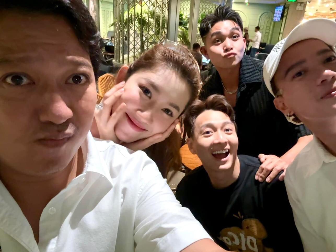 Dàn cast Chạy đi chờ chi mùa 2 gồm Trường Giang, Thúy Ngân, Ngô Kiến Huy, Jun Phạm cùng ca sĩ ST Sơn Thạch chuẩn bị góp mặt trong lễ cưới ở Khánh Hòa của Puka và Gin Tuấn Kiệt.