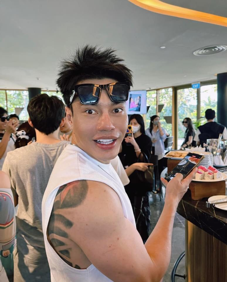 Lê Dương Bảo Lâm chăm cập nhật hình ảnh, thông tin khi ra Khánh Hòa. Những video tương tác với đồng nghiệp của nam diễn viên trong chuyến đi dự đám cưới Puka - Gin Tuấn Kiệt được cộng đồng mạng quan tâm.